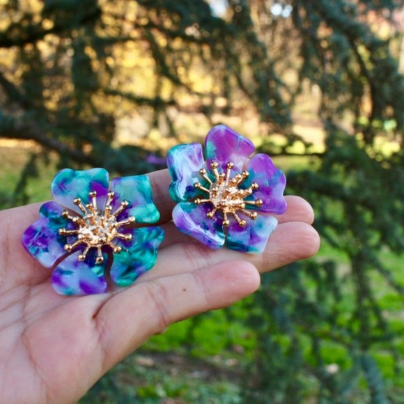 Flowers in bloom Tortoise Big Gold Stud Earrings - Picture 9 of 12